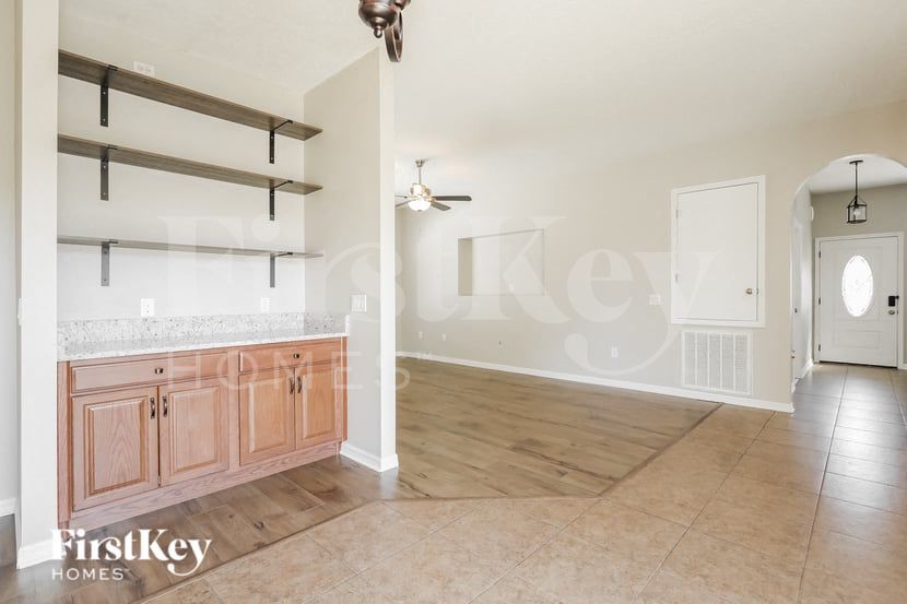 Building Photo - 6 Llobell Pl