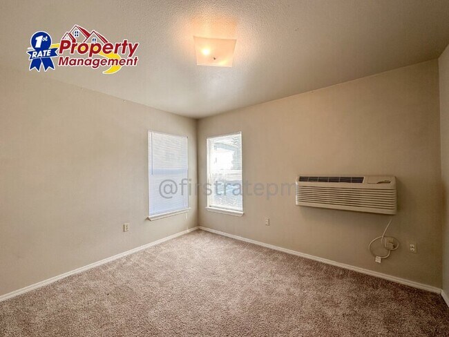 Building Photo - 870 W Belmont Cir