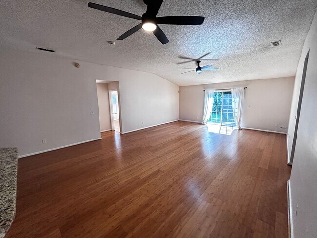 Building Photo - Wonderful 4/3 minutes from the beach! Must...