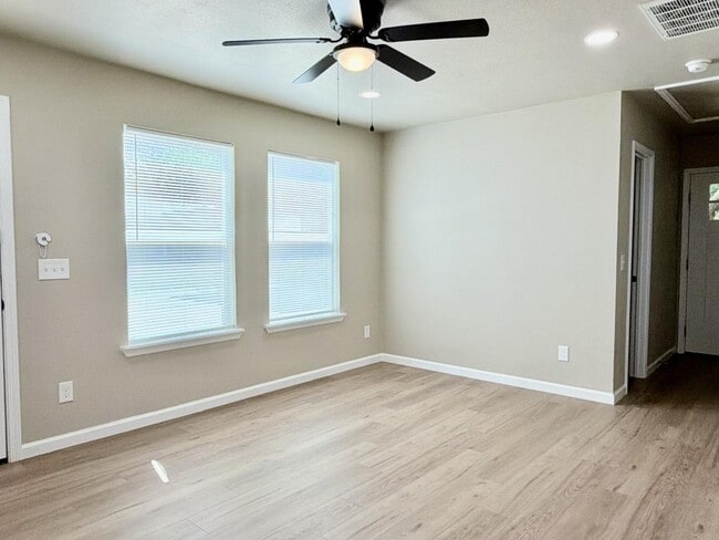 Building Photo - 20 Sarasue Ln