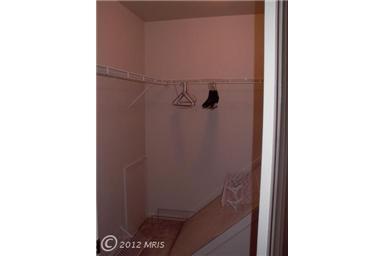 Building Photo - Spacious townhouse, walk to METRO, pool, parking, all you could want!