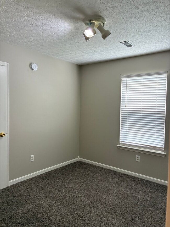 Building Photo - **NEW PRICE**   **New Paint**   **New Carpet**  Ready for YOU!!