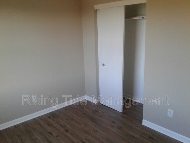 Building Photo - 8905 Valley Hill Dr