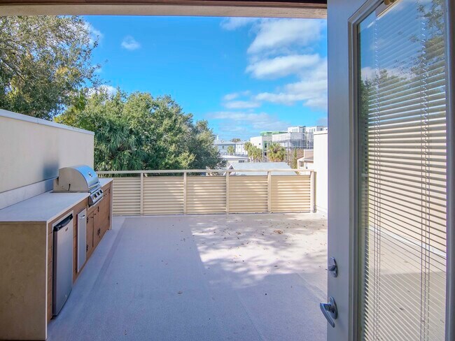 Building Photo - 213 S Moody Ave