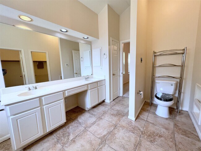 Building Photo - 4723 Silverlake Dr