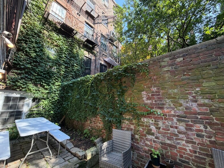 Building Photo - 8 Lindall Pl