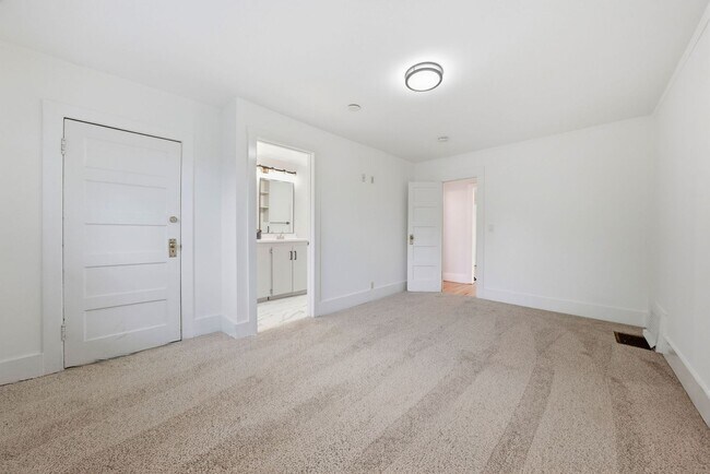 Building Photo - 3 Bed/2.5 Bath Multilevel Home with Amazin...