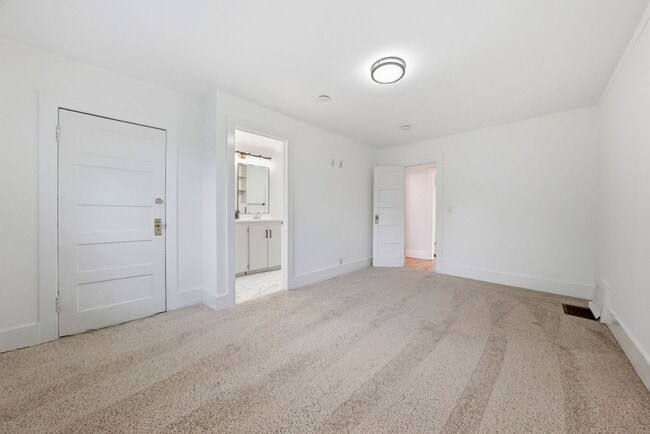 Building Photo - 3 Bed/2.5 Bath Multilevel Home with Amazing Views!