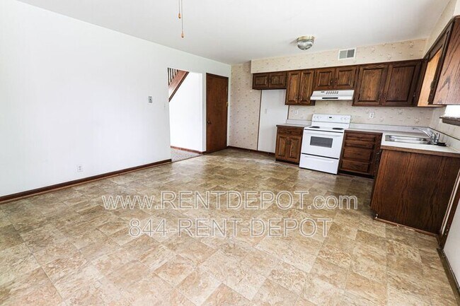 Building Photo - 306-308 Bob Court