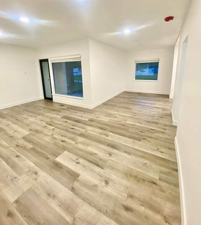 Building Photo - 295 E 800 S