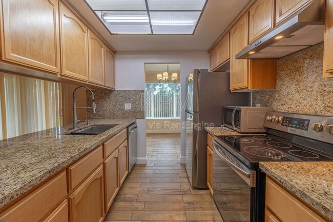 Building Photo - 2414 Shropshire Dr