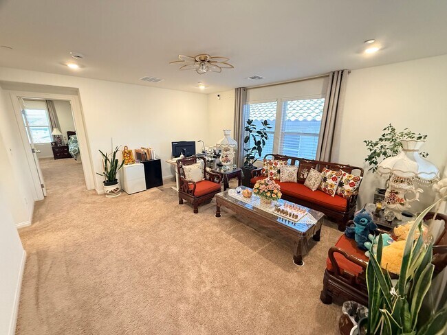 Building Photo - Gated NW community 5Bed