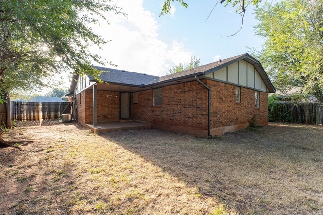 Building Photo - Beautiful brick 3 bedroom, 2 bath, 2 car g...