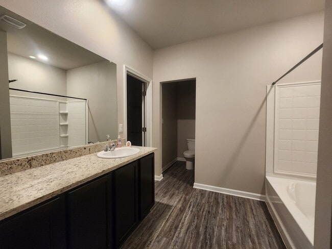 Building Photo - 4 bed 3 bath home in Walker