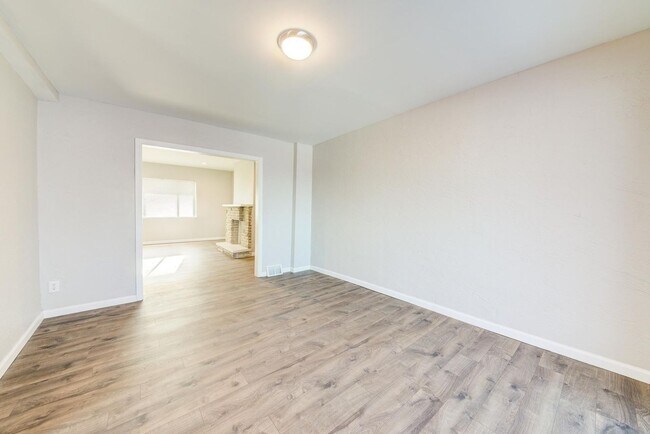 Building Photo - Stunning 3 bedroom home in Brookline available July 10!