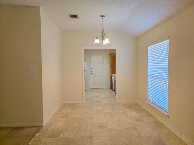 Building Photo - Hewitt Duplex!