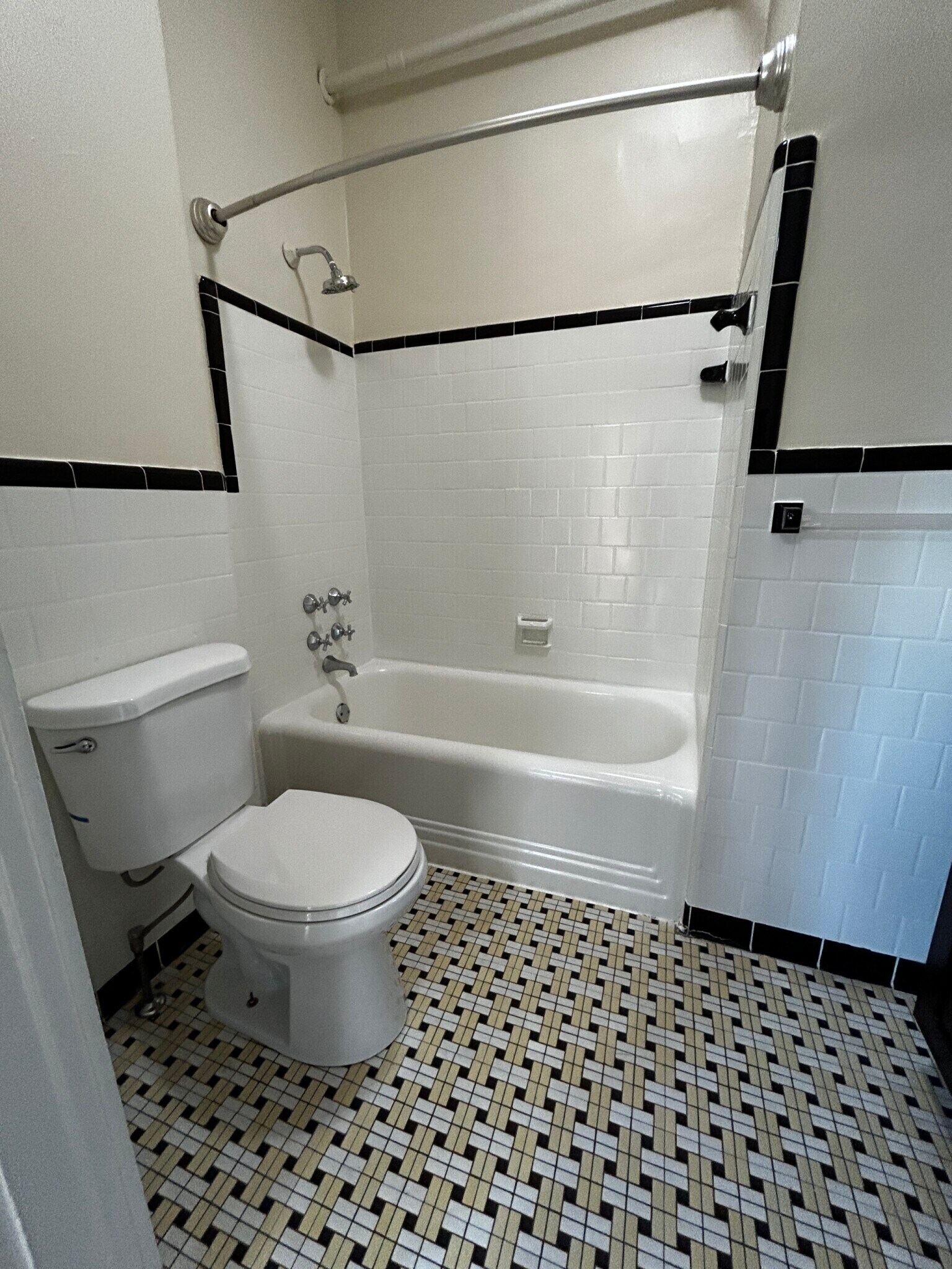 Building Photo - 1402 Beacon St