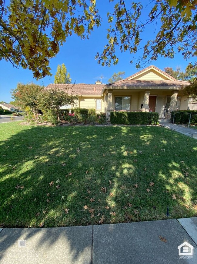 Building Photo - 4 Bedroom Eastside Gem!