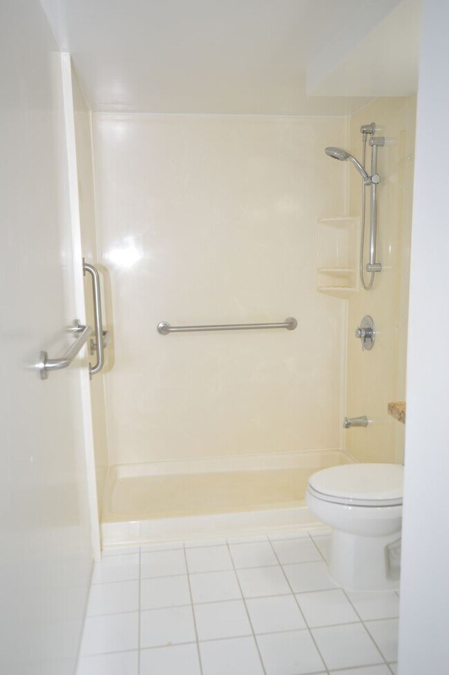 Building Photo - Fountain at Makiki - 3 bedroom, 2 bath con...