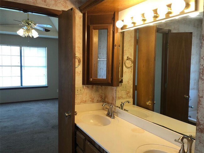 Building Photo - 529 Fire Light Dr