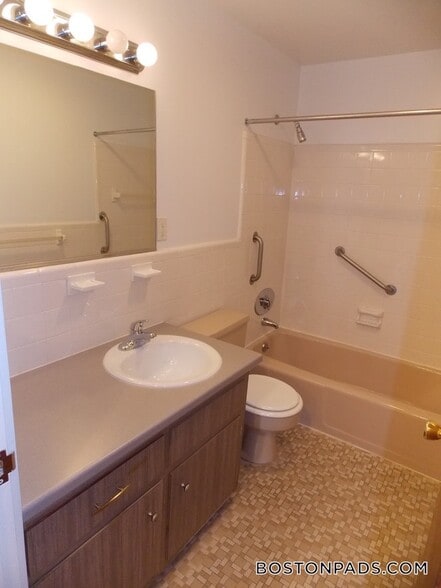 Building Photo - 8 Captain Parker Arms