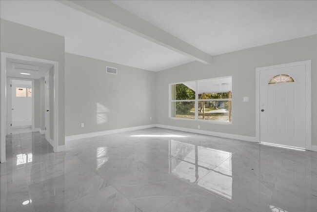 Building Photo - Fantastic 3 Bed / 2 bath Home - Section Eight Accepted