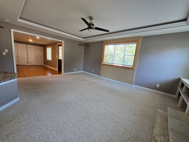 Building Photo - Cute 2 Bedroom Home with Country Feel