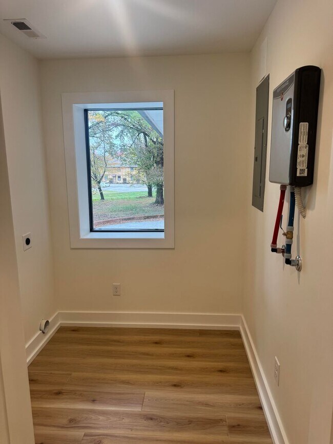 Building Photo - 2113 W Madison Ave