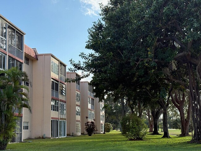 Building Photo - 1055 Country Club Dr