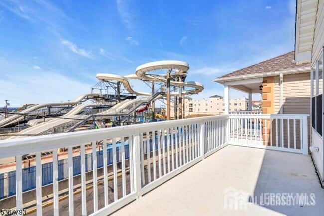 Building Photo - 28 Bay Ave