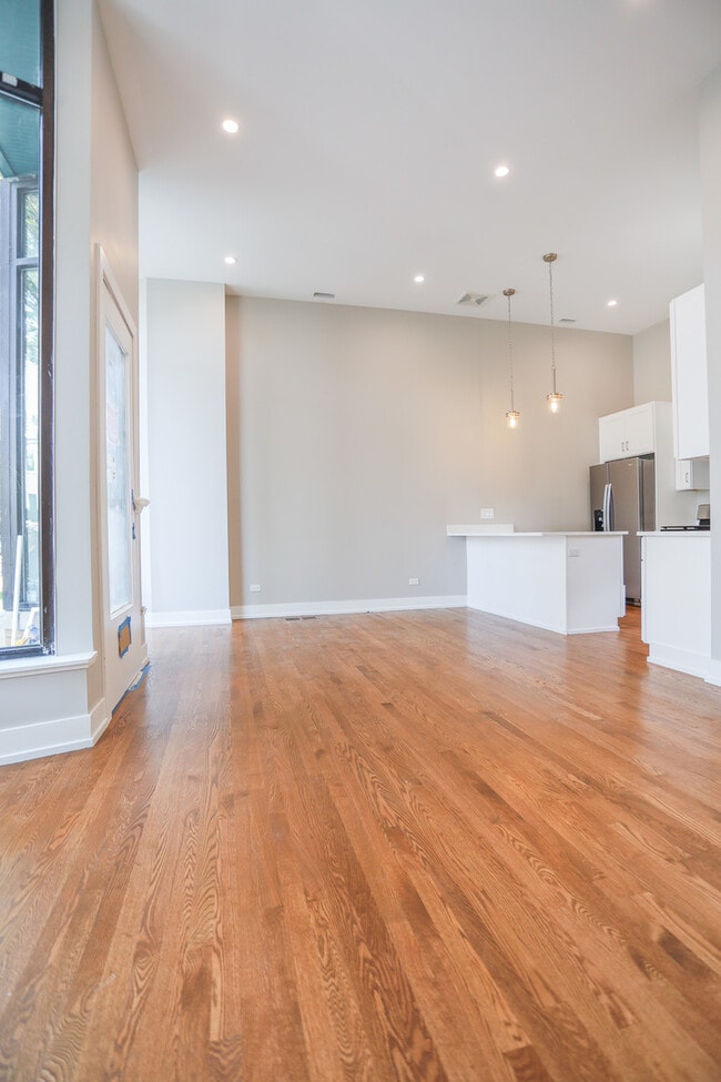 Building Photo - 1359 W Barry Ave