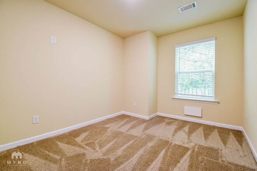 Building Photo - 404 Highwood Ln