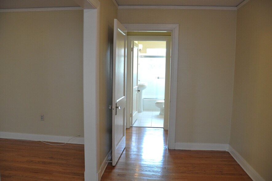 Building Photo - 912 N 6th St