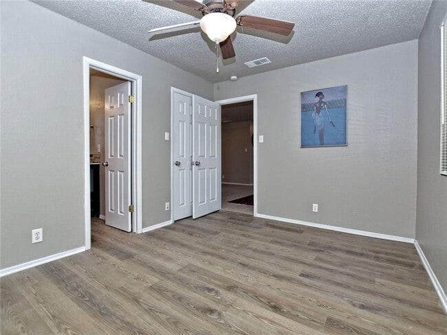 Building Photo - 8905 Pineridge Dr
