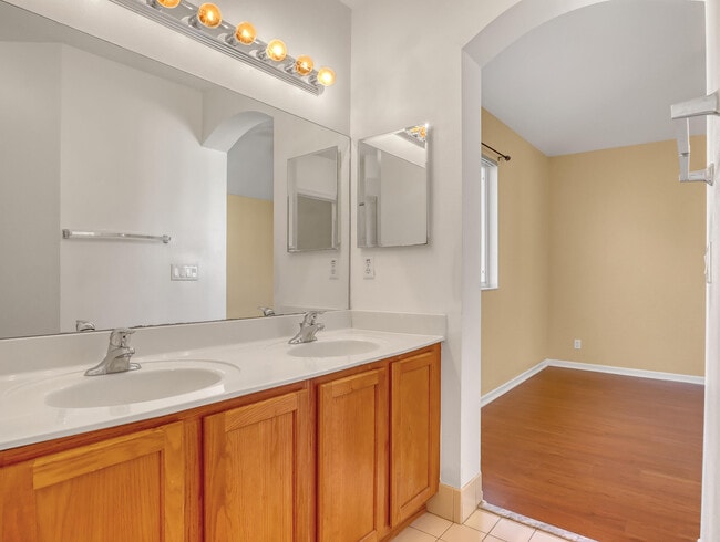 Building Photo - 2226 Oakmont Dr