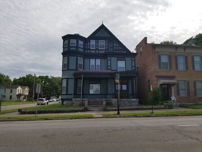 Building Photo - R5