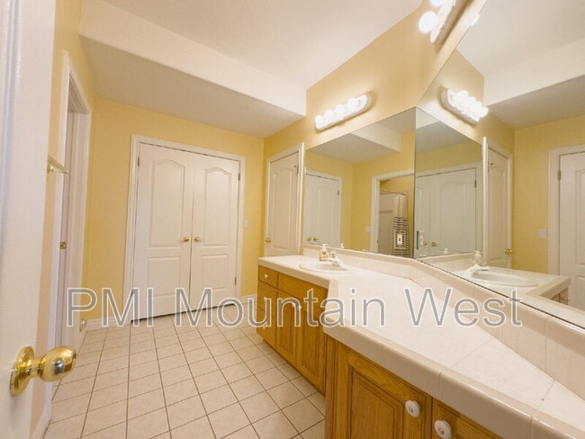 Building Photo - 49 E Fairway Dr