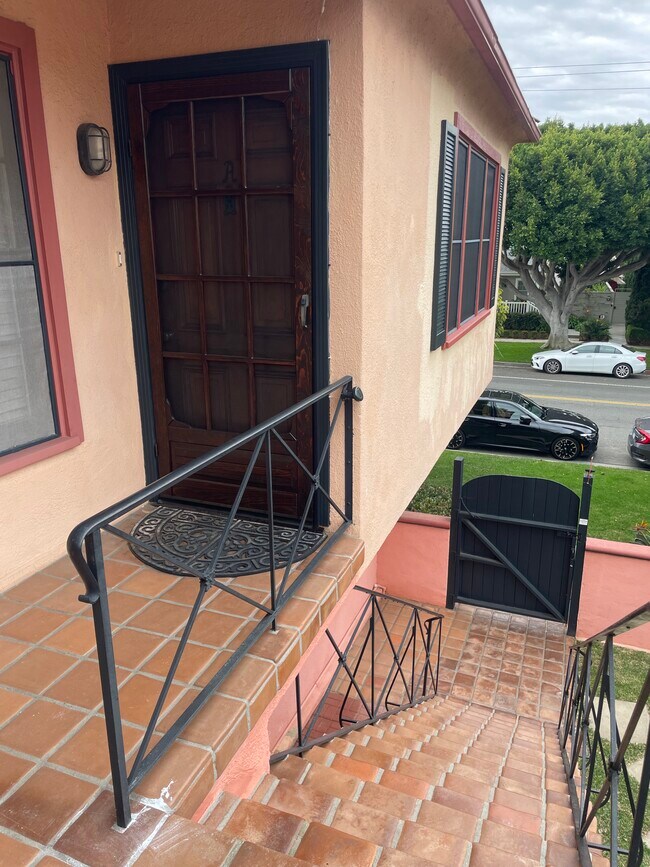 Building Photo - 1605 California Ave