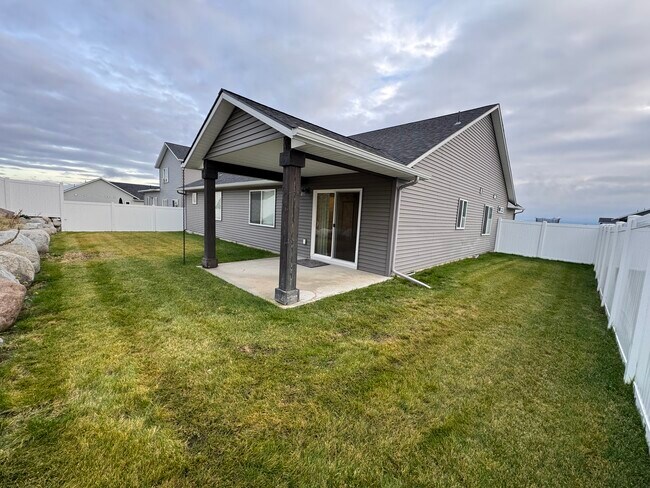 Building Photo - 12772 N Cavanaugh Dr