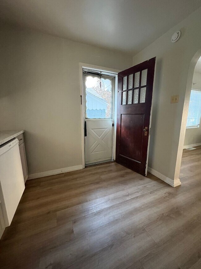 Building Photo - 39-43 W 880 N