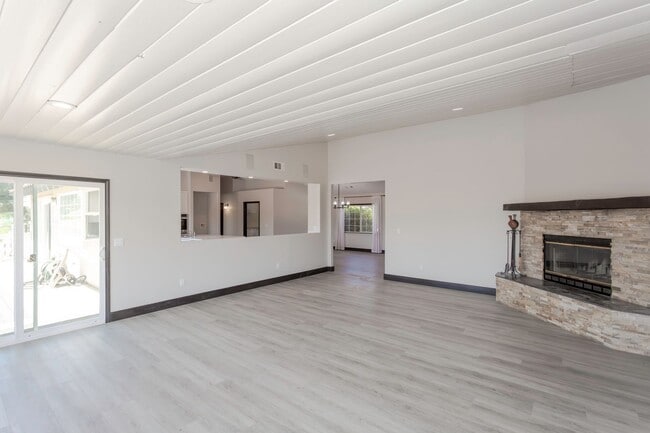 Building Photo - RANCH STYLE POOL HOME ON 2+ ACRES IN THE H...