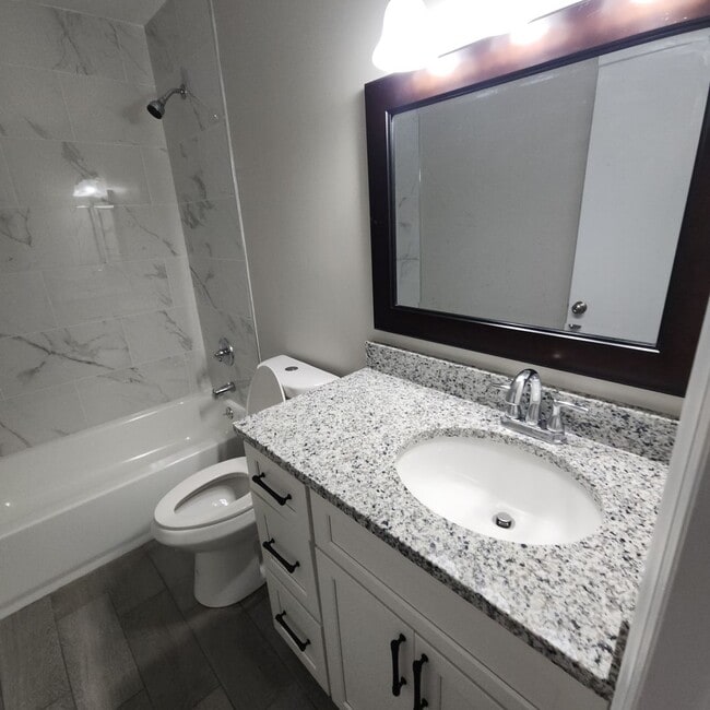 Building Photo - 2 Bedroom Townhouse Apartment FOR RENT in ...