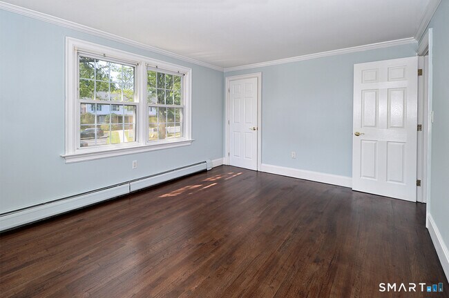 Building Photo - 240 Sunnyridge Ave