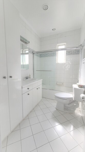 Full bath - 1614 E 4th St