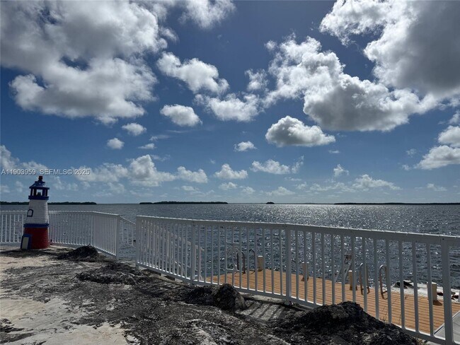 Building Photo - 900 Morris Ave