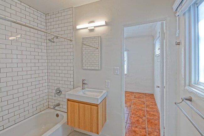 Building Photo - 3809 Crest Dr