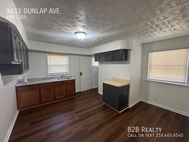 Building Photo - 9611 Dunlap Ave