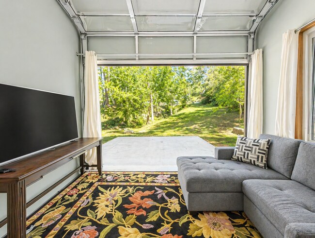 Building Photo - Fabulous "Microhome" in Kenilworth Area!