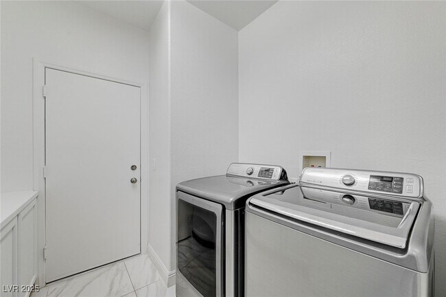 Building Photo - 9893 Canyon Peak Dr