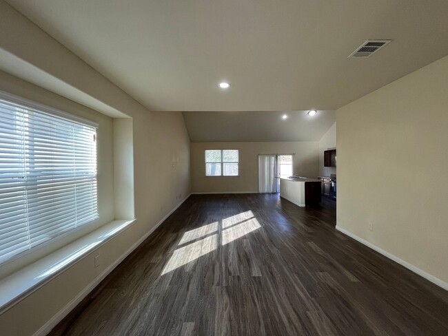 Building Photo - Move-in ready Charming 4-Bed, 2.5-Bath Hom...